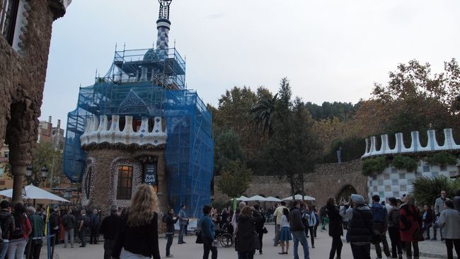 続いてタクシーに乗ってグエル公園へ。<br />いつもなら歩いてしまう距離ですが、今回は弾丸旅行。<br />時間をお金で買います。