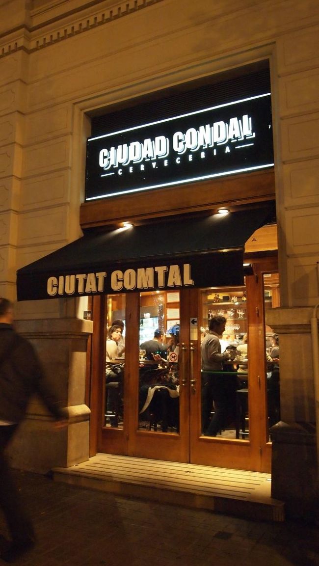 夕飯はホテル近くの有名バルCIUDAD CONDALへ！<br />どの口コミを見ても上位に来ていて行列必至とのことだったので、<br />早めの時間帯にお邪魔しました。<br />2階席もあったのでまだまだ入れたよ！（多分夕方6時くらい）