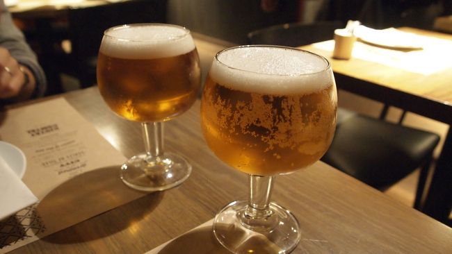 まずはセルベッサ！スペインの夕飯タイムは20時くらいからみたいなので2階席はまだガラガラ。