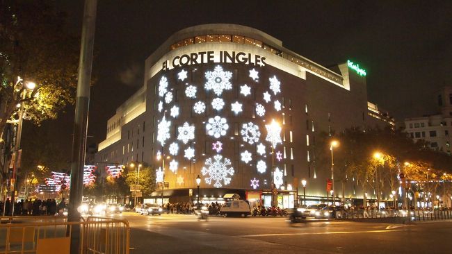 カタルーニャ広場の角にあるエルコルテイングレスもライトアップ。<br />お買い物は明日にとっておいて、とりあえずバルへ行きましょう。<br />（「明日」悲劇が起こることを知る由もなく…）