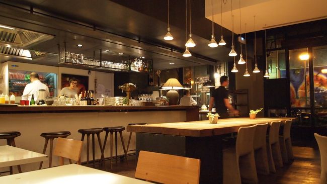 そのままカタルーニャ広場を抜けてライトアップしているランブラス通りへやってきました。<br />2件目は適当に入る。