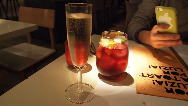 私はカヴァ、旦那さんはサングリアを注文。<br />日本で飲むサングリアより全然美味しいですね！