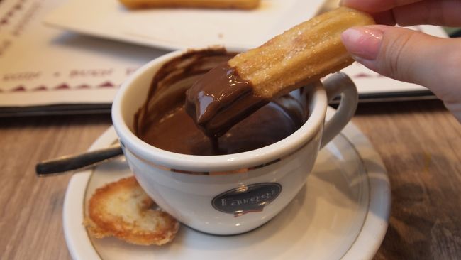 スペインの一般的な朝食であるという、<br />ホットチョコレートとチュロスを注文。<br />観光客以外誰も食べてないやんけ！！ほんと〜に「一般的」なのかしら…？<br /><br />でもこれが超美味しい！<br />夏は絶対食べたくないけど、肌寒い季節には最高ですね。<br />日本でもそのうち流行りそう。