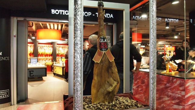 さてさて、お買い物のためにグラシア通りに戻ります。<br /><br />が<br /><br />ランブラス通りでこんなものを発見！！<br />「ハモンエクスペリエンス」という、生ハムのミュージアム！<br />ミュージアムは入場料が掛かりますが、<br />1階は生ハム・ワインの売り場になっていてちょっとしたカウンターがあります。