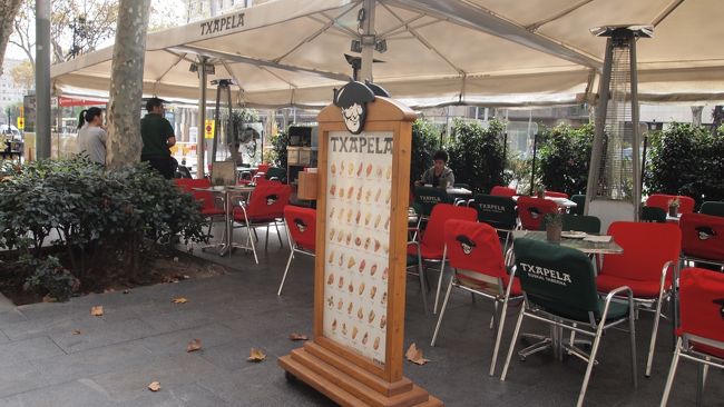 意気消沈としながら、もうバルセロナでやることも無いのでランチを食べにバルへ。