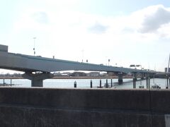 右側の橋が「大師橋」。
東京都道・神奈川県道６号東京大師横浜線（産業道路）の多摩川に架かる橋です。

左側は、「首都高・１号横羽線」の橋です。
