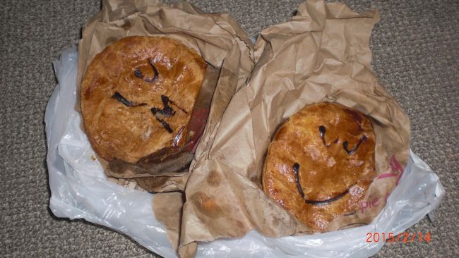 今日はいよいよ最終日。名残惜しいですがシドニー最後の朝食を、前夜パイフェイスで買っておいた、チキン＆マッシュルームパイ等ホテルの電子レンジで温めて部屋で食べました。シドニーの街中至る所、パイフェイスというお店が目につきます。パイの表面にユニークな顔が描かれているパイの専門店です。あまりの美味しさに、オーストラリアっ子達の大好物だというのがよくわかりました。