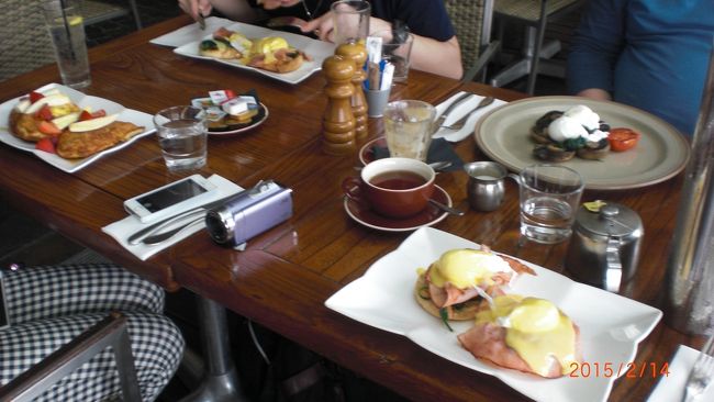 ダーリングハーバー沿いの素敵なレストランで、海風にあたりながら早目の昼食。時間的にモーニングメニューしか有りませんでしたが、十分満足出来ました。