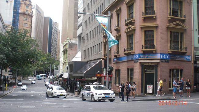 シドニーの街は近代的なビルと重厚な歴史を感じさせるビルが、とてもバランスよく建ってます。