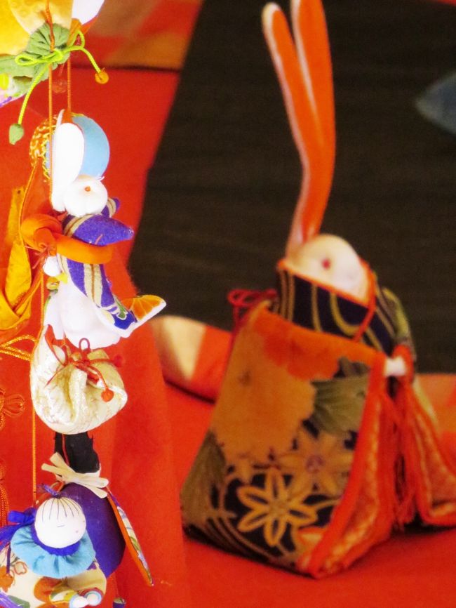 つってますね〜。<br />全て寄贈された着物を使用しているとのことです。