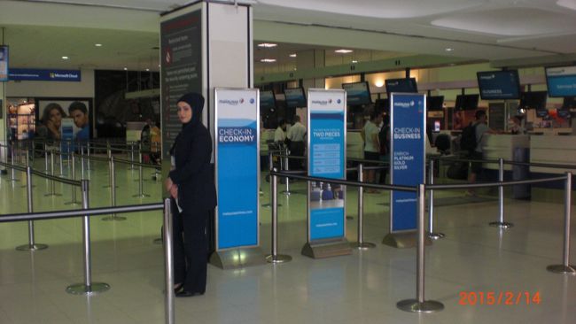 シドニーケーエフエス空港・第1ターミナル・マレーシア航空カウンターです。華やかな雰囲気の中にも、もう帰るんだと思うと、センチメンタルな気分になってしまいました。
