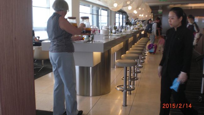 成田のカンタスラウンジに比べて、さすが本拠地ですので広くて明るかったような気がします。食べ物の種類も多かったです。