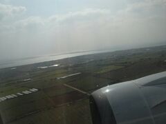 約3時間半のフライトで石垣島へ到着。

空港の周りには畑が広がっています。