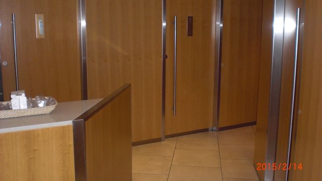 成田には明日着く予定なのでシャワーを浴びる事にしました。シャワー室の予約は必要なく、空いてる所を使ってよいとの事…。