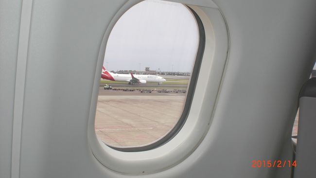 シドニーケーエフエス空港ＧＡＴＥ35・15時30分発、ＭＨ0122便クアラルンプール行き。これから8時間25分のフライトが始まります。たった2拍3日間だけの滞在でしたが、とても楽しく充実した時間を家族で過ごせました。いつかユックリと再訪したいです。出来ればオーストラリアの他の都市も訪れたい…。窓の中からさようなら。今から帰りのビジネスクラスを目一杯楽しみます。