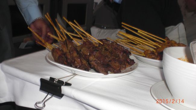 安定飛行になってすぐにサテーがサーブされました。甘いみそだれが気に入って、飛行機にのるたび、一つ残さず毎回ペロリと食べてました。