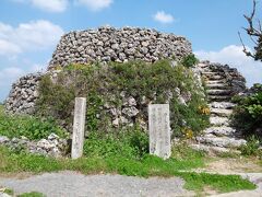 《コート盛》へ向かいました。

琉球王朝時代に石灰岩を積み上げ造られた遠見台。海を行き交う船を監視して、何かあれば狼煙を上げて西表島の番所に伝えたとされています。

竹富町の指定文化財になっています。