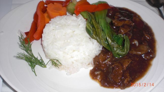 主菜はカレー風だったと思う。