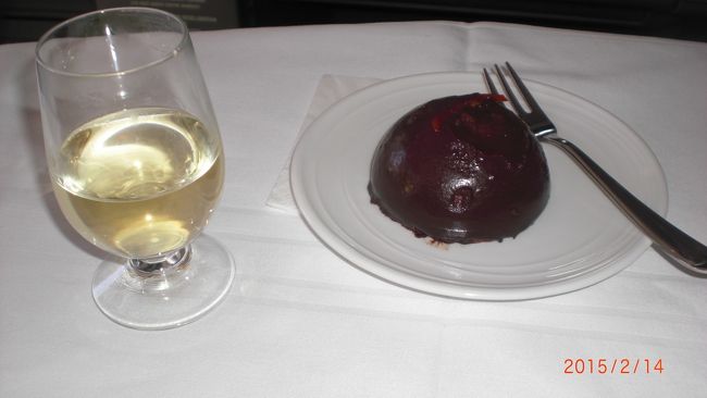 デザートをワインと一緒に頂きました。チョコレートケーキとっても美味。