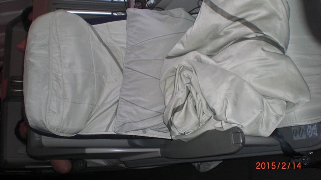 フルフラットでは有りませんが、座席をベッドにしてリラックスタイム。やっぱり布団にくるまれてノンビリ出来るのは極楽・ごくらく・ゴクラク…。