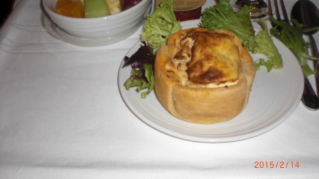 到着前のリフレッシュアイテム。タンドリーチキンパイでした。オーストラリアで食べた「パイフェイスのパイ」に比べると…？？？でした。