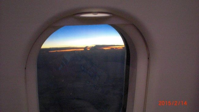 夕日が沈むところを飛行機の中から見られました。感動！！