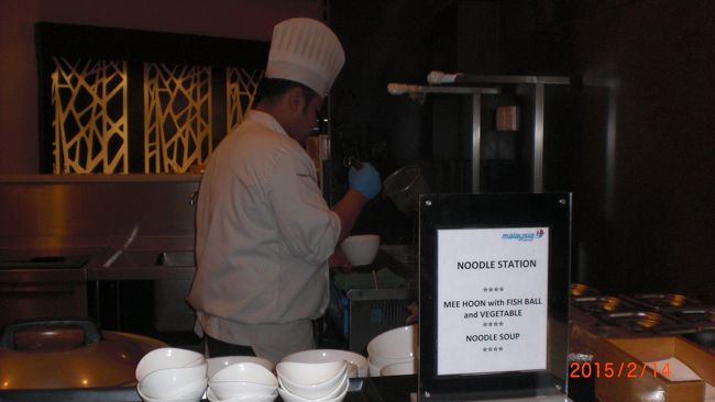 ヌードルバーです。注文に応じて温かい麺をつくってくれます。