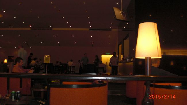 さすがマレーシア航空の本拠地の自社ラウンジだけあって、とても広く、食べ物や飲物も沢山あって、清潔で落ち着けました。