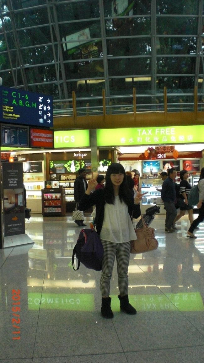 空港の免税店で慌ただしくお買い物。乗継便は深夜便でとても遅い時間なのですが、お店はすべてオープンしてました。有りがたいですよね。