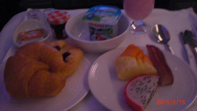 搭乗してすぐのサテーのサービスの後(この味といつまた再会できるか…)、気持ちよくって寝入ってしまいました。成田が近くになった頃、朝食が出されました。果物と温められたパン。寝ざめにはこの量で十分でしたが…