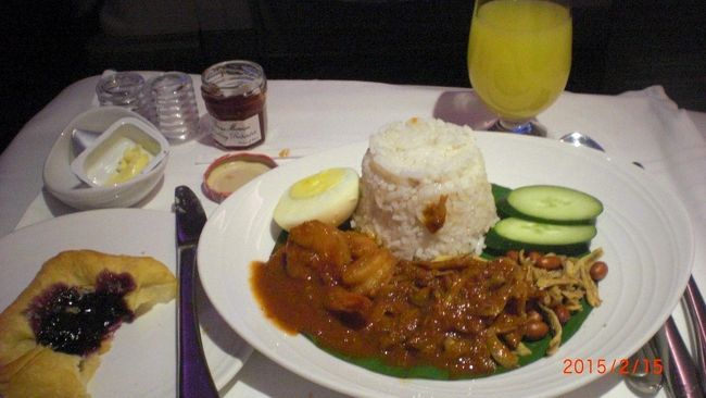 メインも出て来ました。マレーシアのカレーをチョイスしましたが、辛くて食べ切れませんでした。デザートは別腹で食べたかったけど…そういえば、雑誌でよく見てたチーズの盛り合わせって無かったなあ〜。チョット残念！！これでビジネスクラスでの食事がすべて終了。よい経験をさせてもらいました。映画の事や、日本語が無い事や、飲物の事とか、いろいろブーブー言ってましたが、やっぱりビジネスクラスって天国です。文句を言ったら罰があたります。