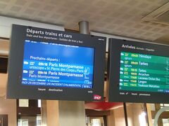 ボルドーサンジャン駅につくと、先発しているはずの9時台のTGVが2時間遅れという表示が・・・げ！

しかし、掲示板が順繰りに表示されると幸い私たちの乗る11時台の列車はほぼ時刻通りでした。まあ、スケジュールに余裕は必要ですね。