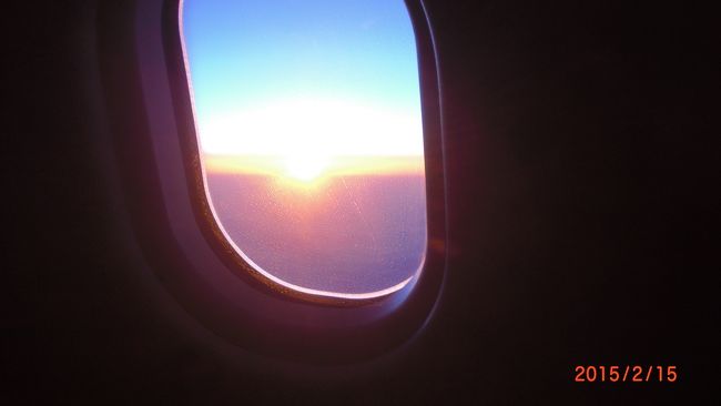 朝日が昇るのが見えました。シドニーを発った時、お日様が沈むのを見られ…経由便で長時間乗ってるので、素晴らしい光景を沢山見る事が出来、本当に幸せでした。