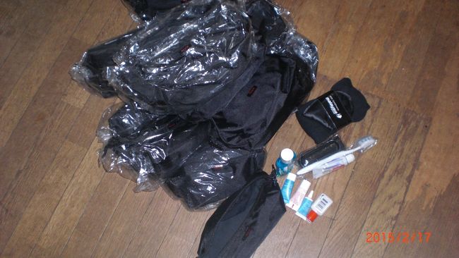 こちらは今回マレーシア航空から貰ったビジネスクラスアメニティーキット。全部で16個あります。ポーチはＴＵＭＩ製です。重たかった…。黒一色であまり可愛くない。もう少しデザイン考えてくれても…って思うのは贅沢過ぎる？