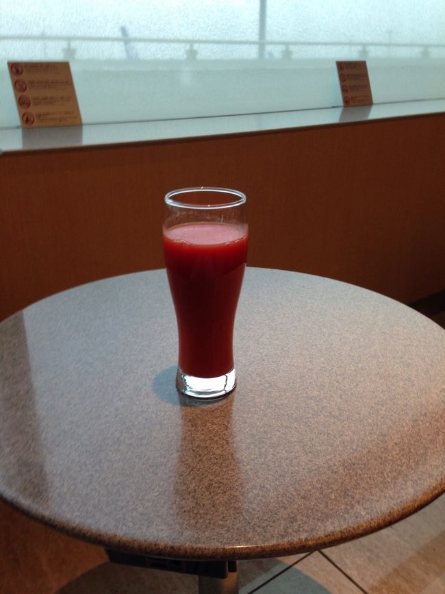 前回同様に、トマトジュースを一杯^_^<br /><br />やっぱ 天気よくないなー<br /><br />窓側指定したのに…
