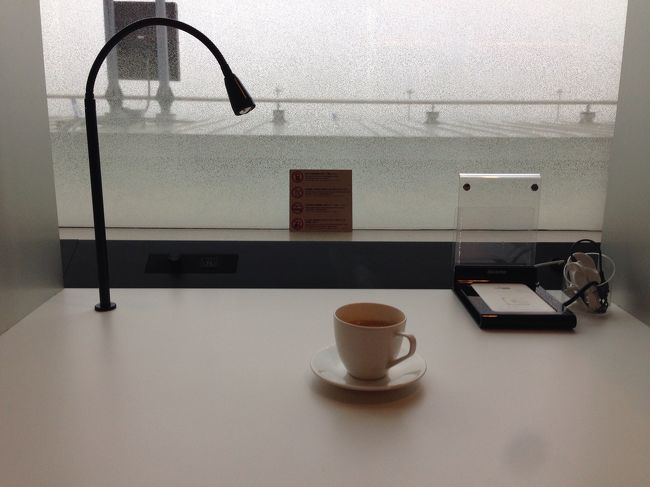 続いて ブレンドコーヒー<br /><br />こんな仕事ができる デスクまで ラウンジにはあります<br /> <br />お隣さんは パソコンをパチパチしながら お仕事か、ブログの更新か？（笑）<br /><br /><br />私はスマホ充電しながら このブログ書いてました（笑）<br /><br />しかし この机と椅子は座りやすい〜<br /><br />職場のデスクより快適だー<br /><br /><br />なんて のんびりしてたら<br />ANAからメールが 出発準備の為<br />20分出発遅れるとのこと〜<br /><br />ぎゃー 帰りの便は大丈夫か？？<br /><br />滞在時間35分になってしまったー<br /><br />一応 ラウンジでANAの係員に確認をしたところ<br /><br />帰りの便が 乗ってきた便の、折り返しだから 大丈夫とのこと〜<br /><br />帰りの出発も、遅れるのねー<br /><br />ということは CAさんも往復同じ？？<br /><br />恥ずかしい〜（笑）