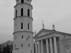 旧市街の中心地に建つ大聖堂。
結婚式後ここで記念撮影するみたい。
因みにリトアニアは離婚大国で離婚率５０％！
今日見た新婚の半分は離婚するのか...。