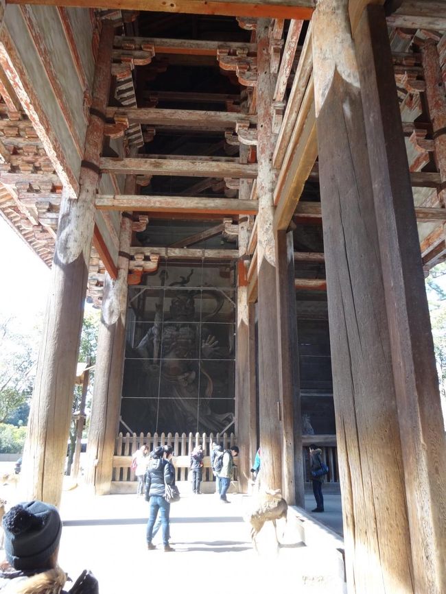 東大寺に向かって左側の金剛力士像です。<br /><br />人の大きさからも分かるように、<br />とても大きな木像です。<br />こちらも鎌倉時代に再建されました。 