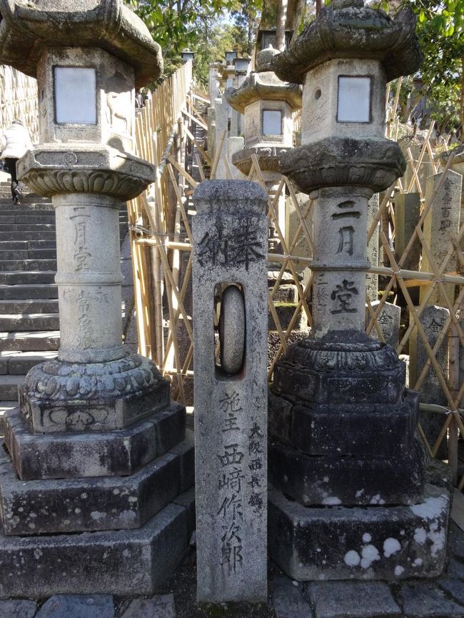 石段入口の右手には、<br />手で回せる石塔があります。