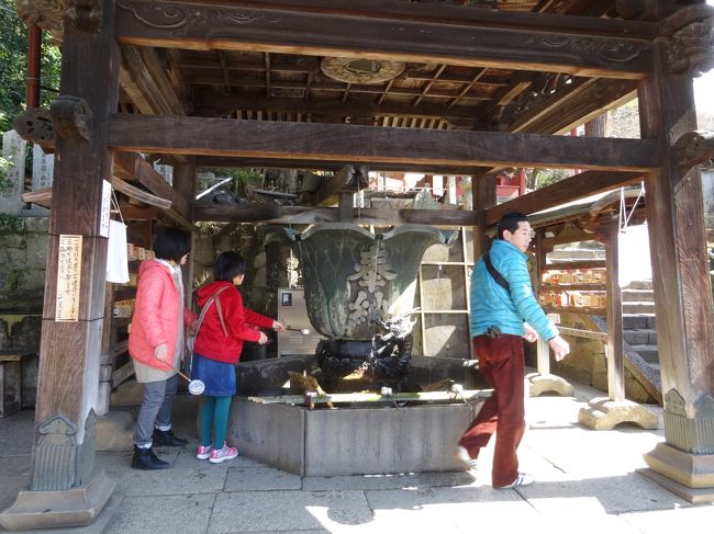 階段を上った所で手を洗い清めます。