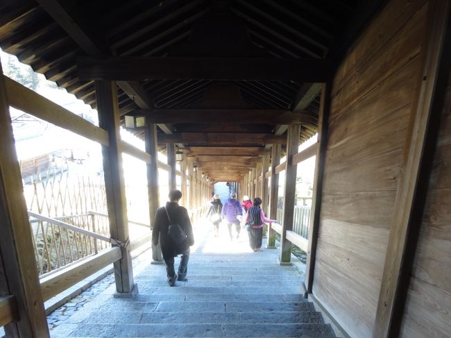 階段を下り外へ出ます。