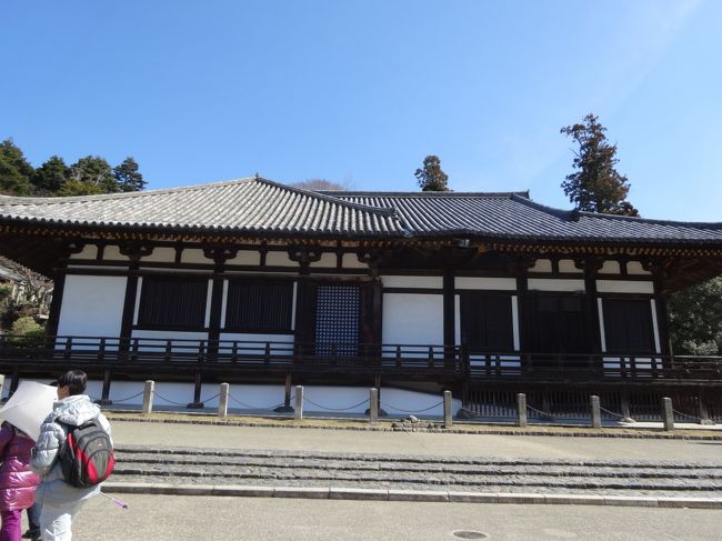 二月堂の隣にある三月堂です。<br /><br />左側の正堂は天平初期建築のもので、<br />右側は鎌倉時代に増築された珍しい建物です。