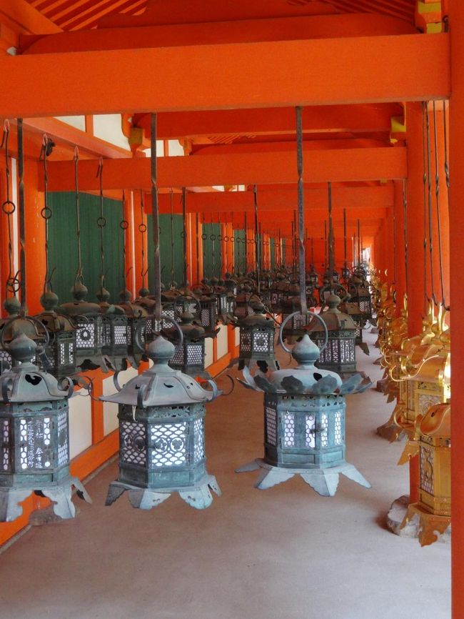 回廊には灯篭が沢山吊るされています。