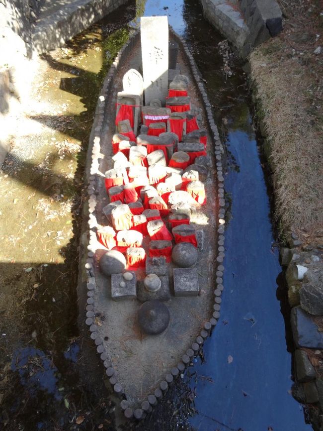 ならまちへ向かう小さな橋の下には、<br />お地蔵さんを沢山乗せた石船があります。
