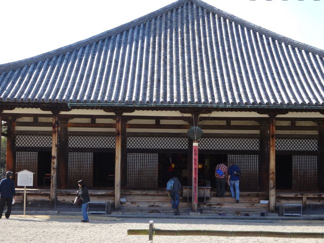 奈良時代創建当時の屋根瓦が今も使用されています。