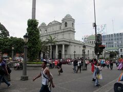 メトロポリタン大聖堂（Catedral Metropolitana）。
カトリックの国なので、教会が多いです。