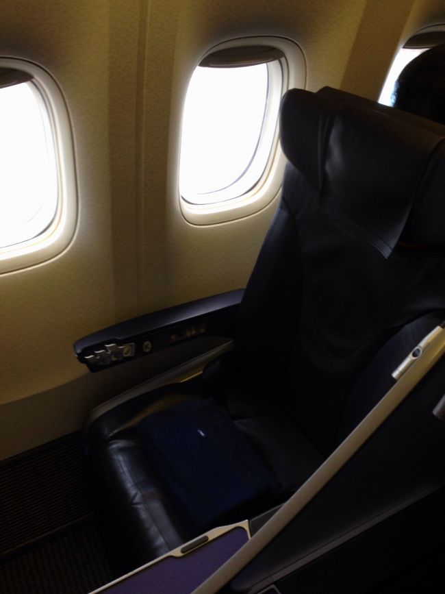 シートは 一番前の窓側<br /><br />機材は 777-300 です<br /><br />天気が良ければ 富士山でも 写真 撮ろうかと思いましたが ダメでした<br /><br />シートは前回同様快適^_^