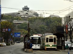 バックに熊本城の天守閣が望める、熊本市電の通町筋駅にやって来ました