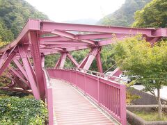 お宿をチェックアウトし、山中温泉街へ。
こおろぎ橋の前の観光駐車場は満車で停められず、あやとり橋へ。
こちらも橋のたもと近くに無料の観光駐車場があります。