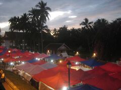 日が暮れると、シーサワンウォン通りはナイトマーケットのテントで
覆い尽くされる。
